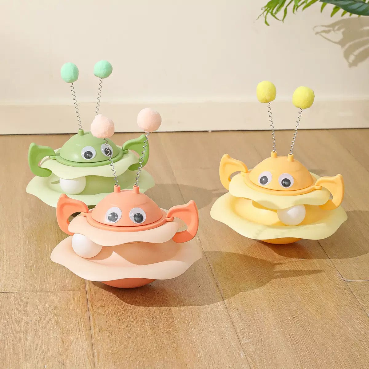 100 Cute Bee Tumbler Turntable Cat Toy